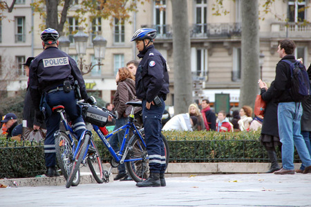 Полицейские в Париже на велосипедах