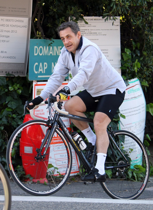 Николя Саркози на велосипеде