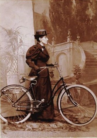 Первая женщина на велосипеде