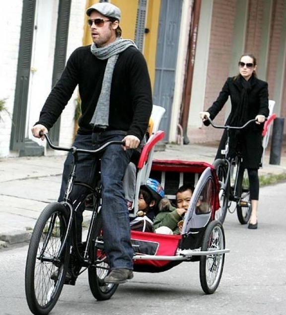 Брэд Питт и Анджелина Джоли на велосипеде