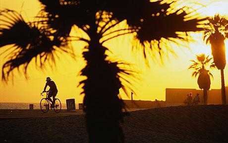 Велосипедист на пляже Лос-Анжелеса