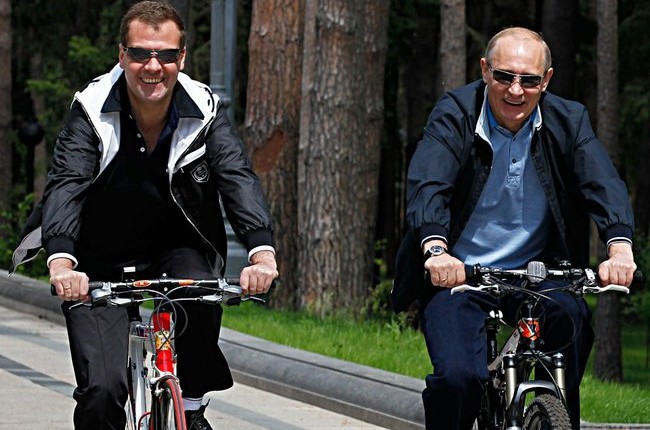 Путин и Медведев на велосипедах