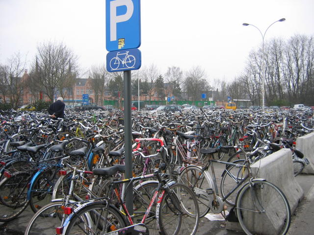 Парковка велосипедов в Брюгге