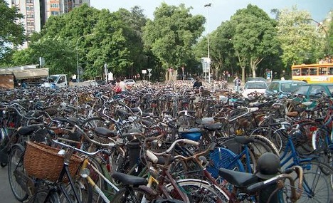 Большая велосипедная парковка у вокзала